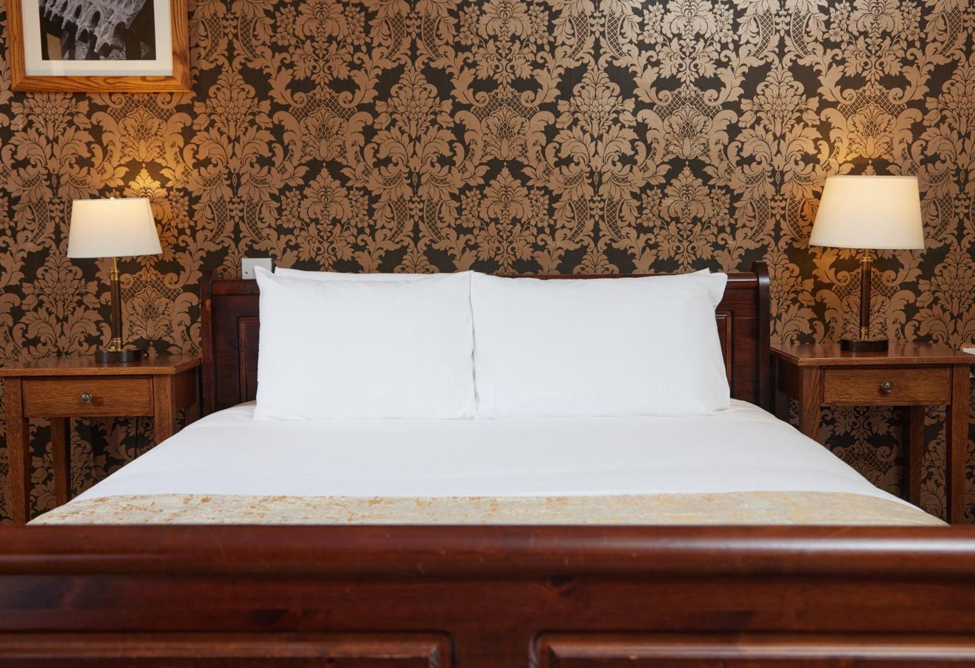 Kings Arms Hotel By Greene King Inns Уестърам Екстериор снимка